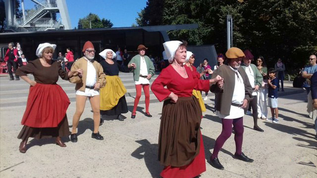 DANSEURS BRUEGEL DEVANT L'ATOMIUM